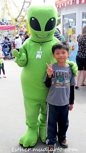 photo with alien